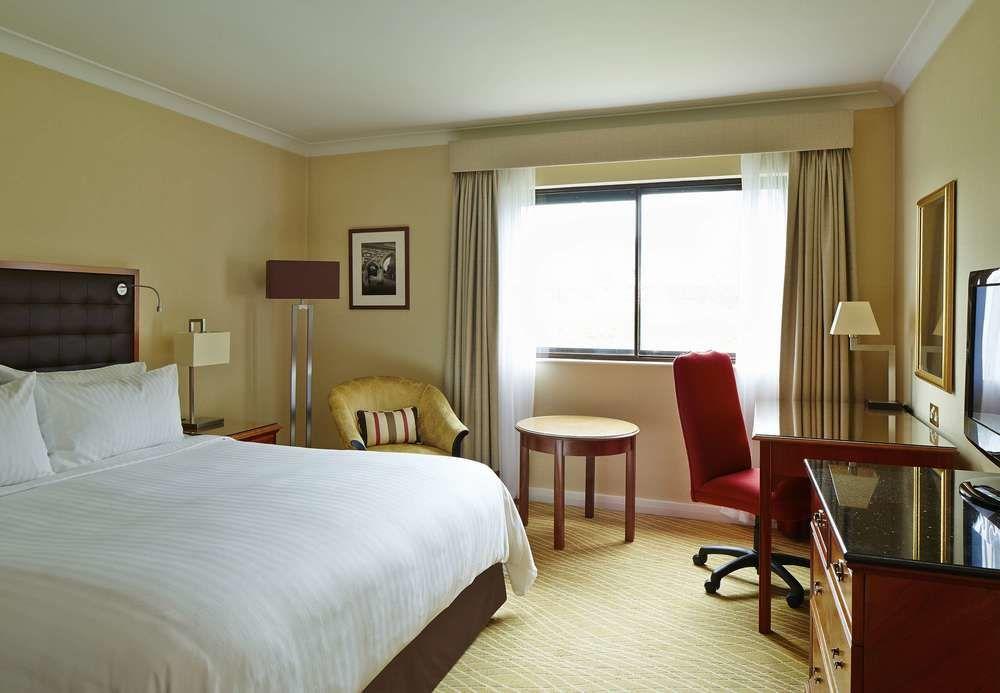Delta Hotels By Marriott Cheshunt Broxbourne Buitenkant foto